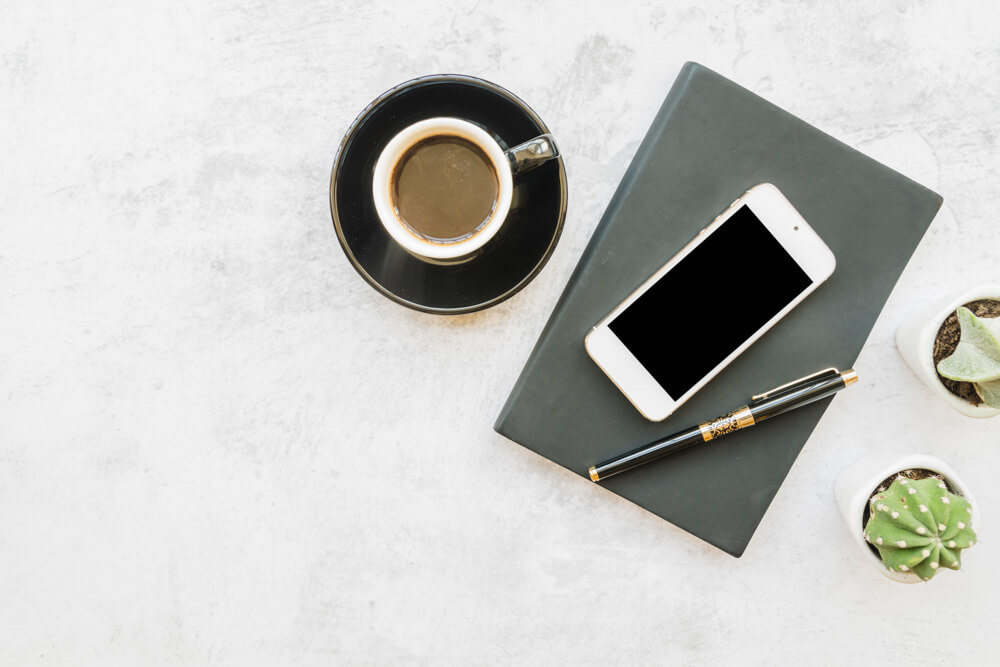 smartphone-coffee-table-with-notebook